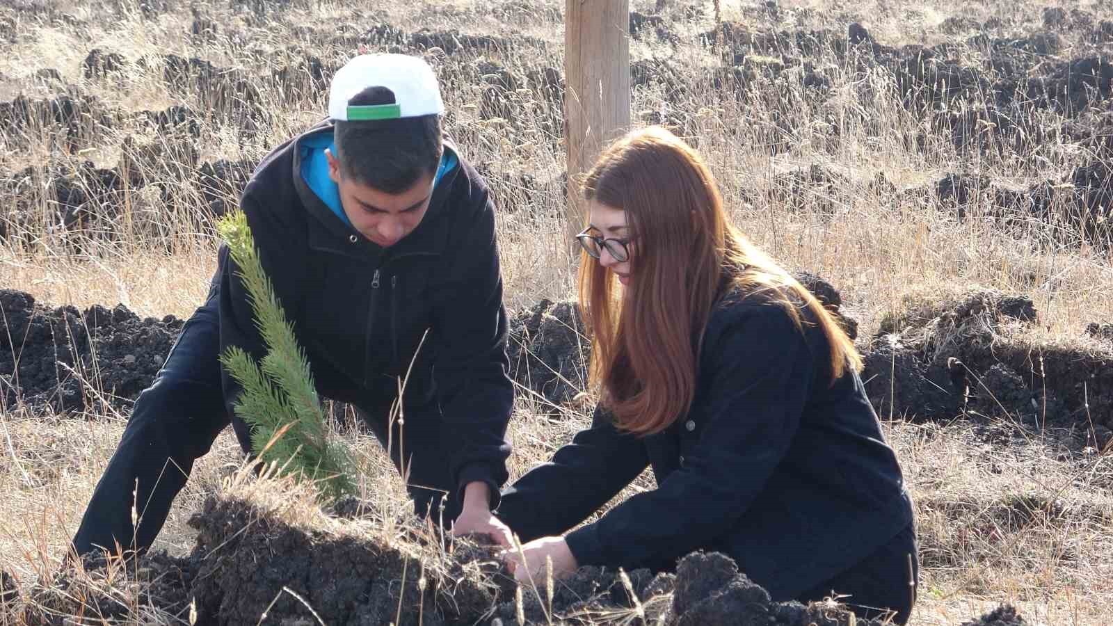 ARDAHAN'DA MİLLİ AĞAÇLANDIRMA GÜNÜ'NDE FİDANLAR TOPRAKLA BULUŞTU. (OLGUN...