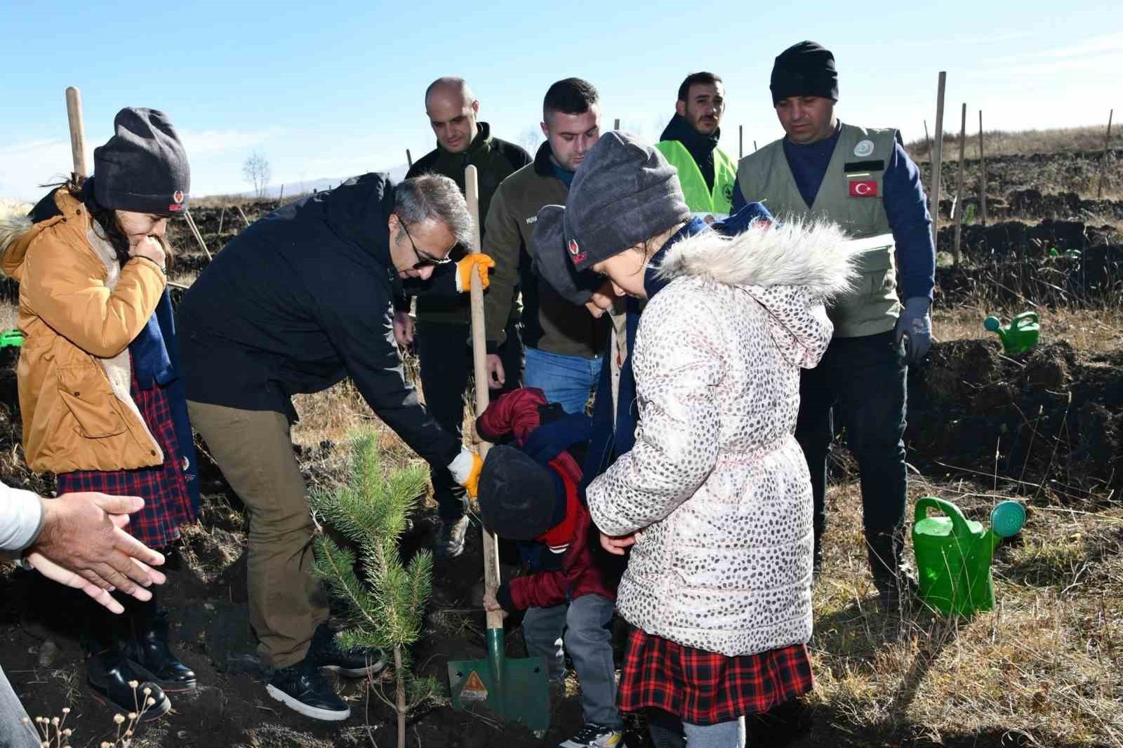 ARDAHAN'DA ÖĞRENCİLER FİDAN DİKTİ. (OLGUN YILDIZ/ARDAHAN-İHA)