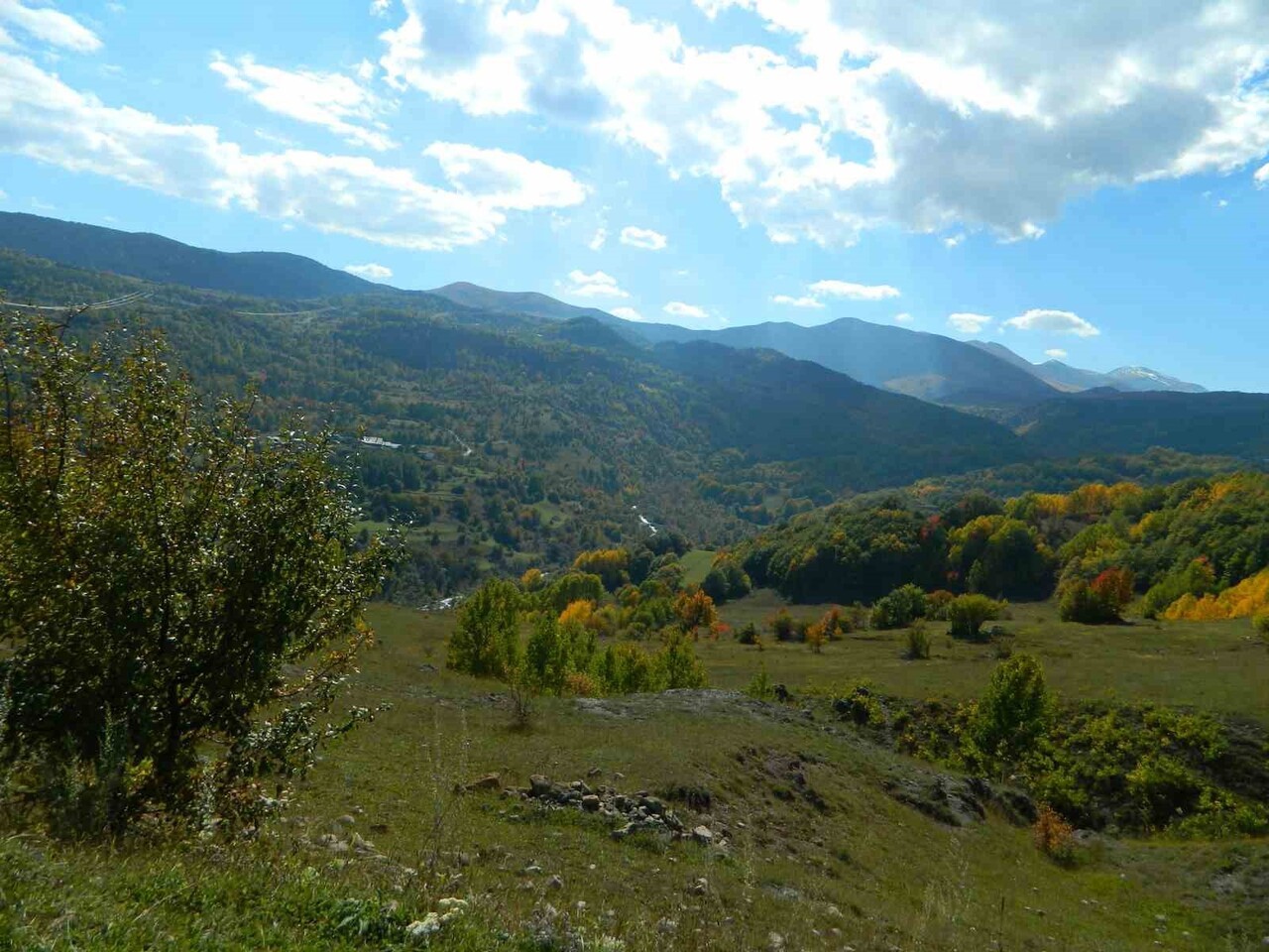 ARDAHAN’IN POSOF İLÇESİNDE KASIM AYININ SON GÜNLERİNDE ADETA SONBAHAR HAVASI YAŞANIYOR.