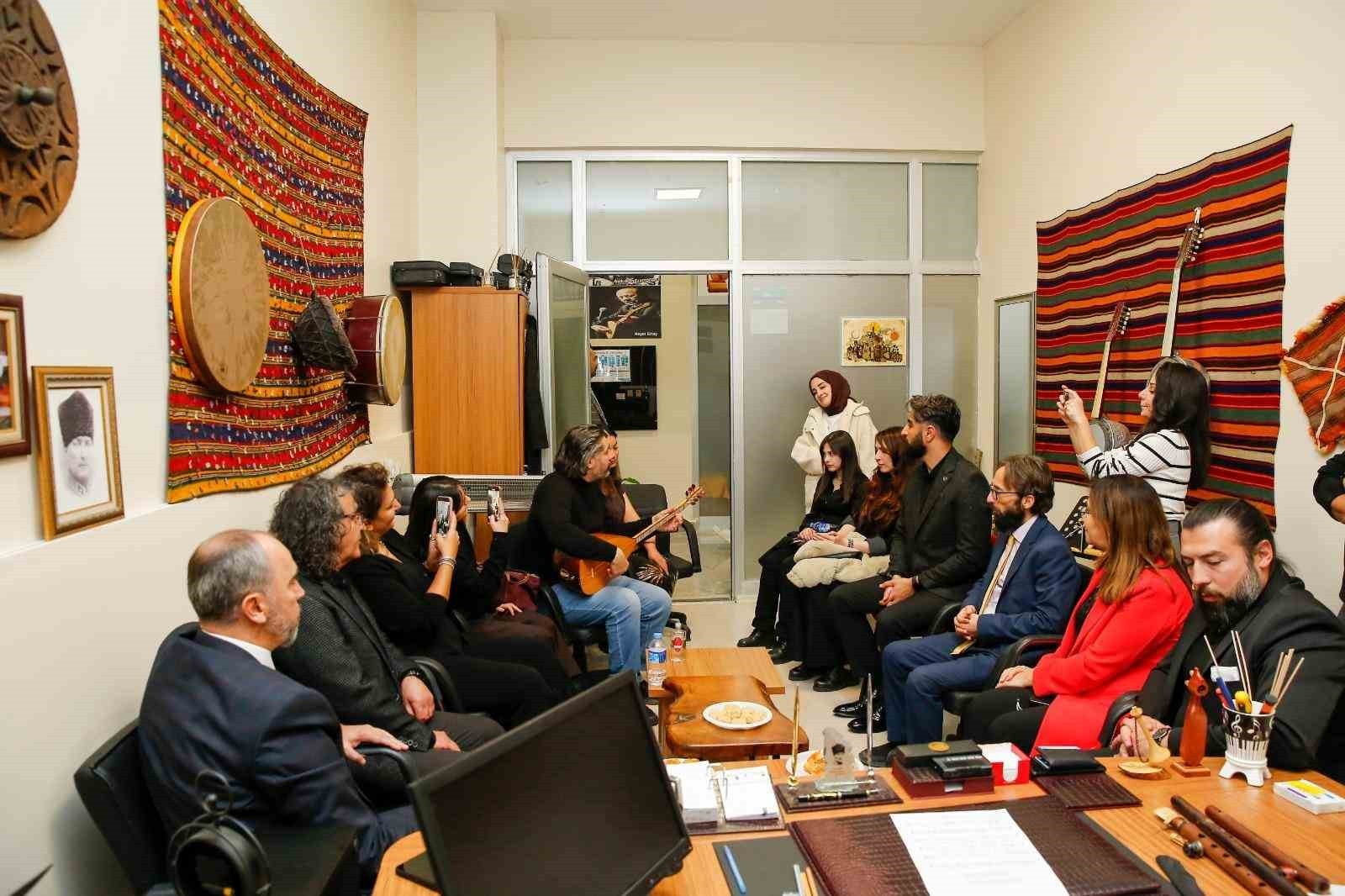 ARINMA PERFORMANSIYLA BAŞLAYAN SANAT ETKİNLİĞİ SÖYLEŞİ VE SERGİYLE DEVAM ETTİ