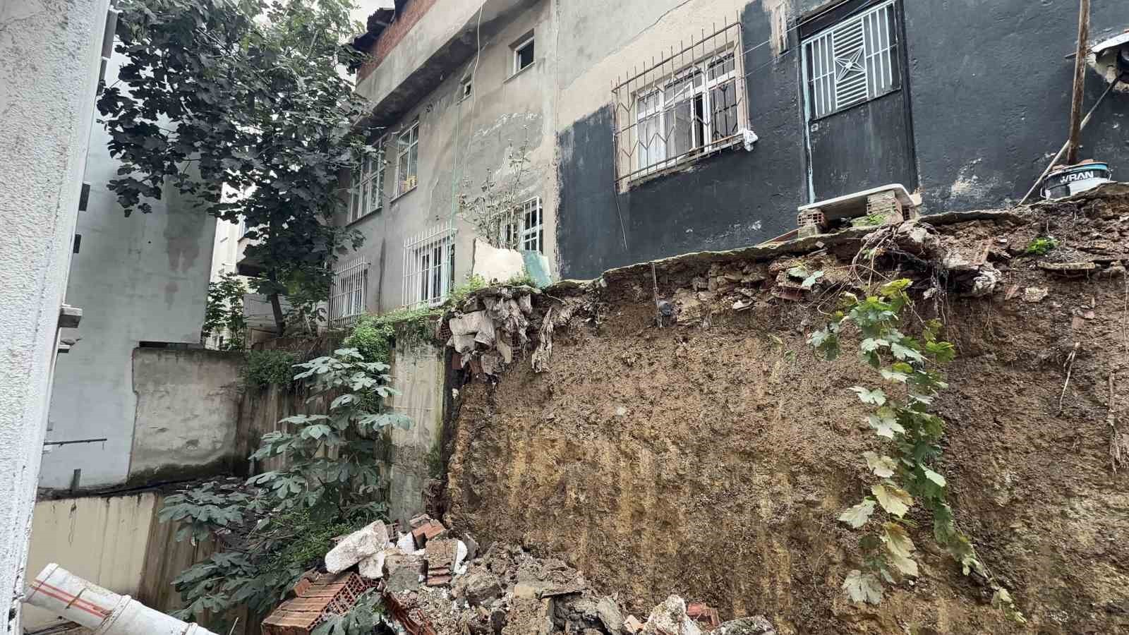 ARNAVUTKÖY'DE İKİ BİNA ARASINDA BULUNAN İSTİNAT DUVARI GECE YARISI ÇÖKTÜ