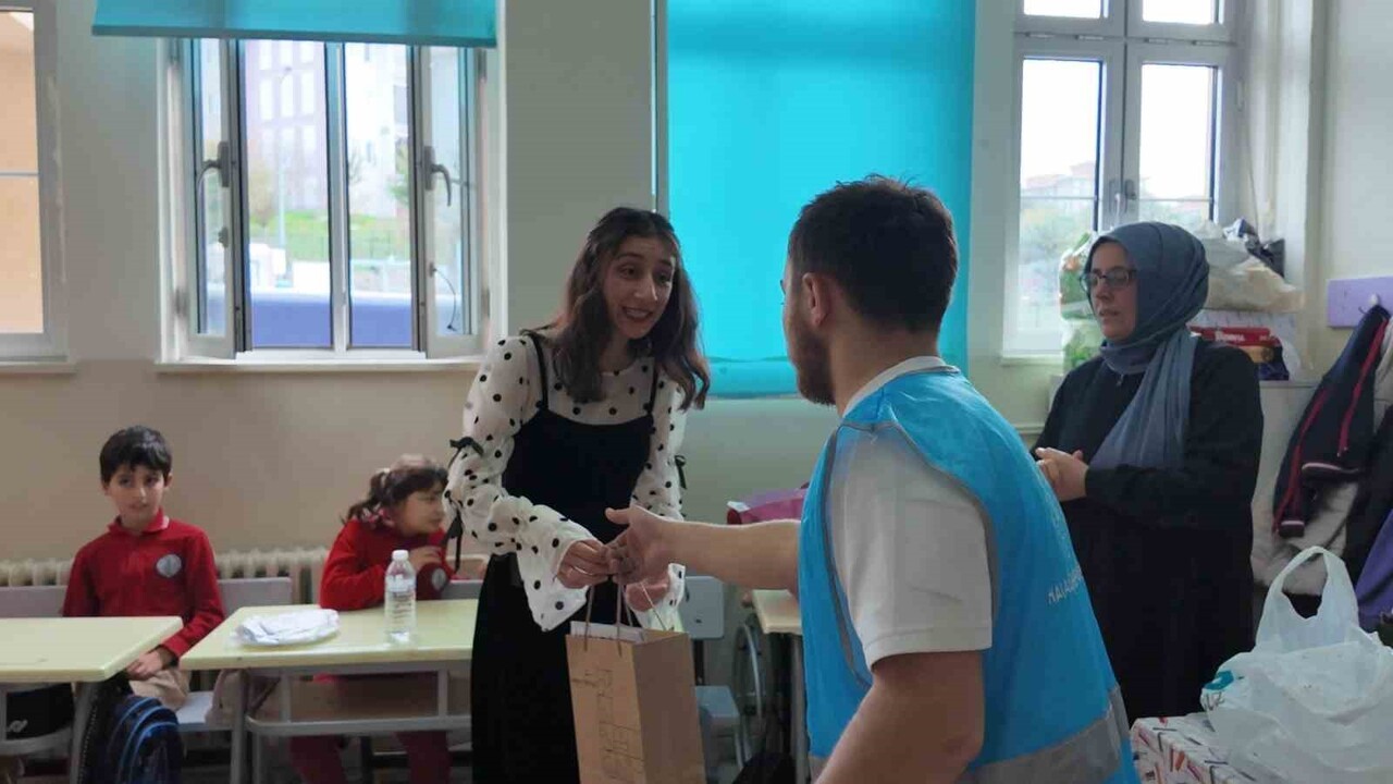 ARNAVUTKÖY BELEDİYESİ, ÖĞRETMENLER GÜNÜ’NDE İLÇEDEKİ TÜM OKULLARI ZİYARET EDEREK DERS BAŞINDAKİ...