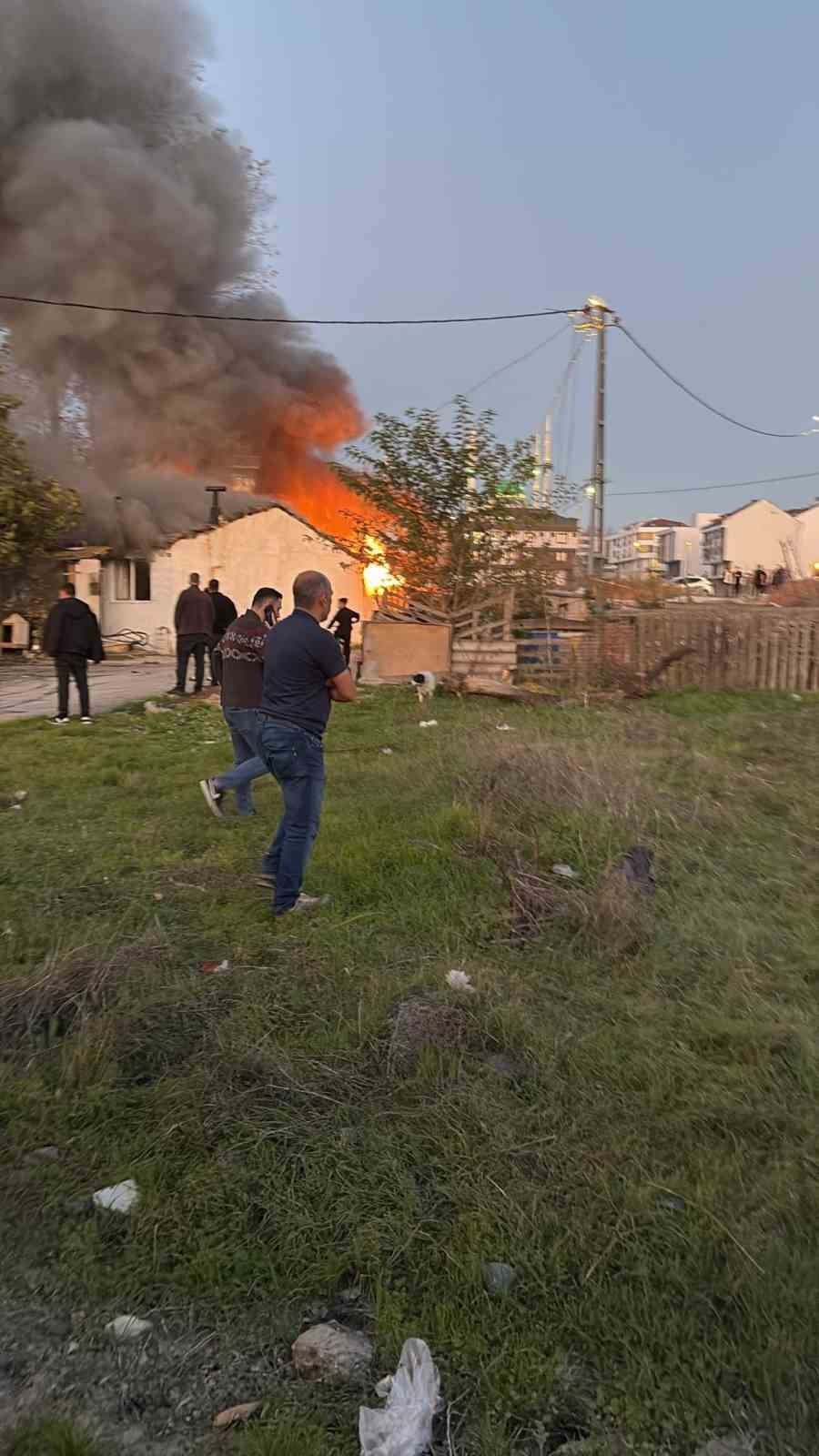 ARNAVUTKÖY’DE BİR GECEKONDUDA ÇIKAN YANGIN İTFAİYE EKİPLERİNİN MÜDAHALESİYLE...
