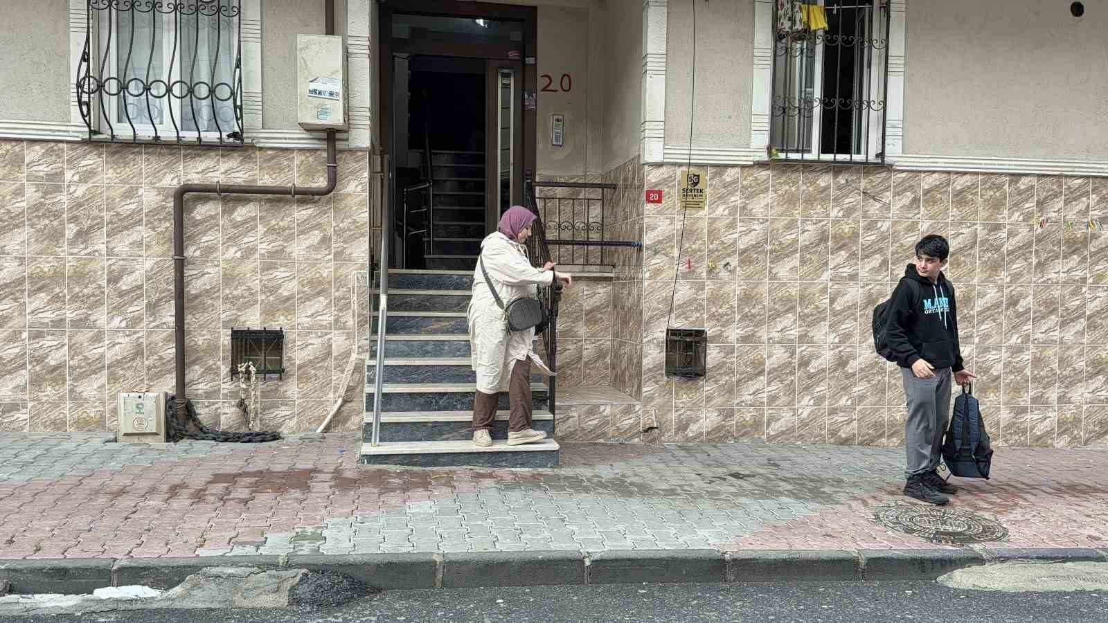 ARNAVUTKÖY’DE İSTİNAT DUVARI ÇÖKEN BİNALARDA TAHLİYE İŞLEMİ BAŞLADI