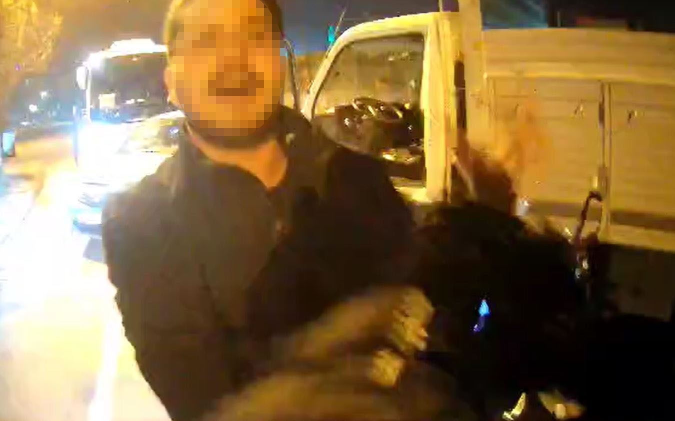 ARNAVUTKÖY’DE TRAFİKTE YAŞANAN TARTIŞMA KAVGAYA DÖNÜŞTÜ. KAMYONET ŞOFÖRÜ, "CANIM SIKKIN, GİDER...