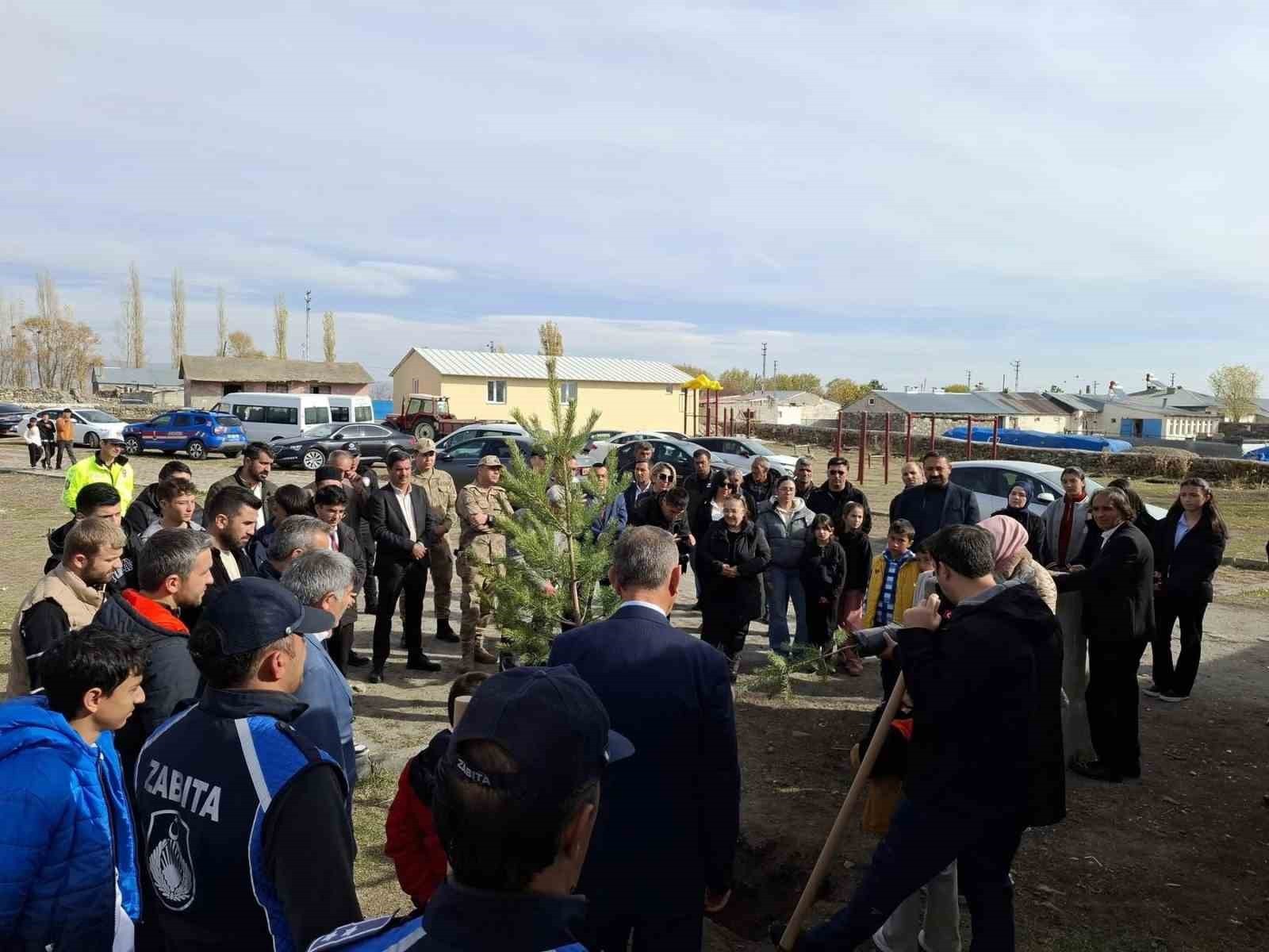 ARPAÇAY’DA MİLLİ AĞAÇLANDIRMA GÜNÜ’NDE FİDANLAR TOPRAKLA BULUŞTU(KARS-İHA)