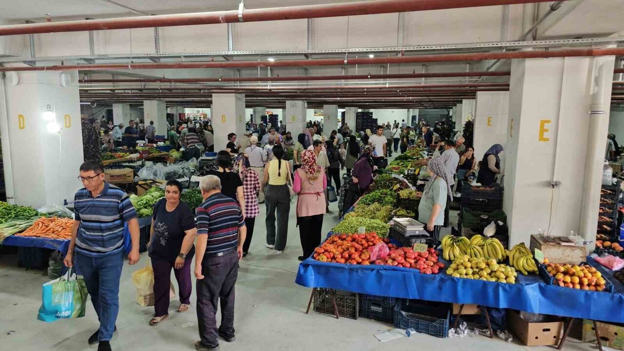 (ARŞİV FOTO) - AYDIN'IN BUHARKENT İLÇESİNDEKİ KAPALI PAZARYERİ ÇEVRESİNDEKİ GİRİŞ SOKAKLARI, HER...