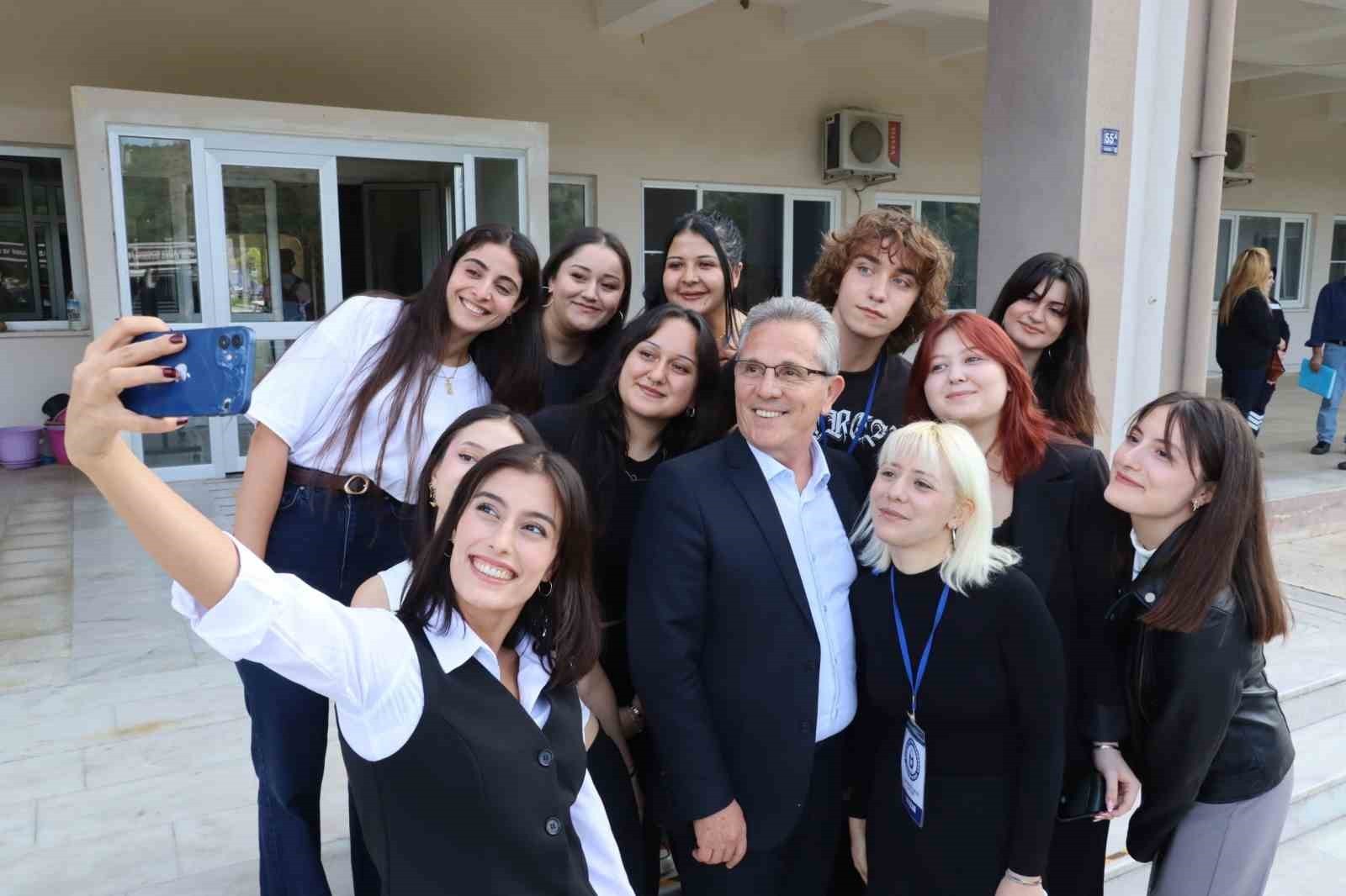 (ARŞİV FOTO) - NAZİLLİ BELEDİYESİ, KENT YÖNETİMİNDE GENÇLERİN AKTİF ROL ALMASINI SAĞLAMAK VE...