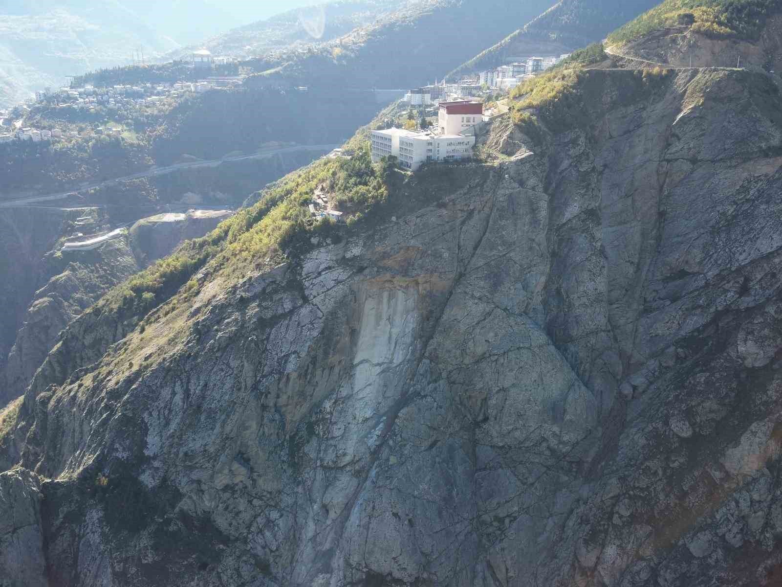 ARTVİN'İN YENİMAHALLE MAHALLESİ'NDE, BİR OKULUN ALT KISMINDAN KOPAN BÜYÜK BİR KAYA PARÇASI ÇORUH...