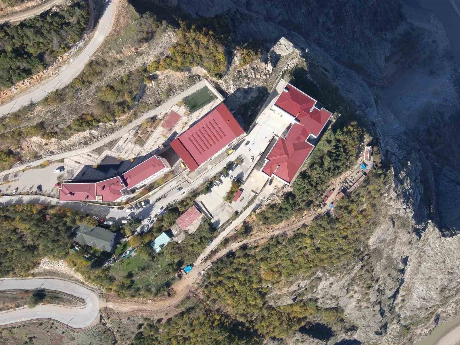 ARTVİN'İN YENİMAHALLE MAHALLESİ'NDE, BİR OKULUN ALT KISMINDAN KOPAN BÜYÜK BİR KAYA PARÇASI ÇORUH...