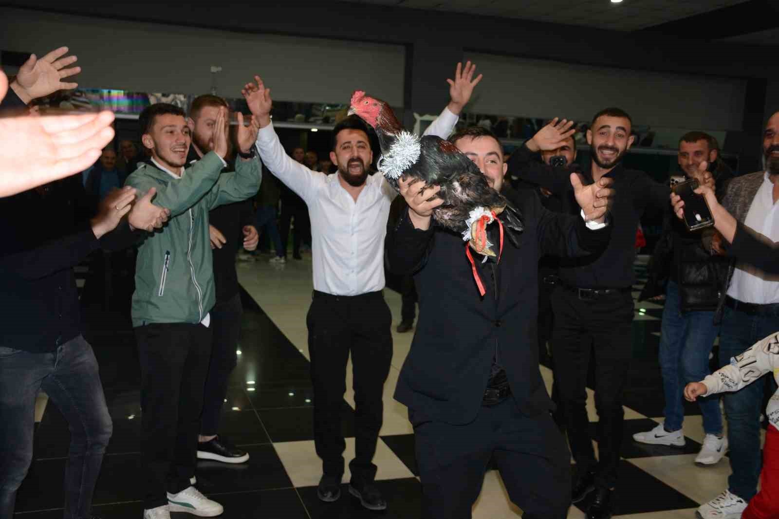 ARTVİN’DE DÜZENLENEN BİR DÜĞÜNDE DAMADIN ARKADAŞLARI, TAYLAND’DAN GETİRDİKLERİ CANLI TAVUK VE...