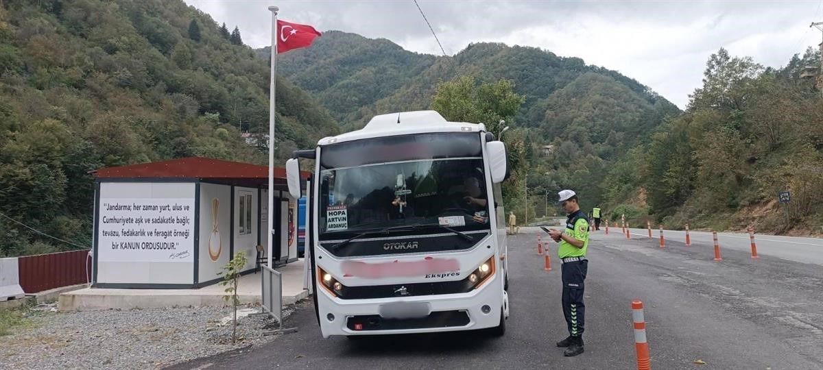 ARTVİN İL JANDARMA KOMUTANLIĞI TRAFİK TİMLERİ, EKİM AYI BOYUNCA KENT GENELİNDE GERÇEKLEŞTİRDİĞİ...