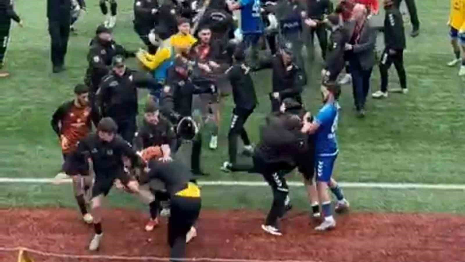 ARTVİN’İN MURGUL İLÇESİNDE OYNANAN BÖLGESEL AMATÖR LİG (BAL) KARŞILAŞMASINDA ÇIKAN OLAYLAR FUTBOL...