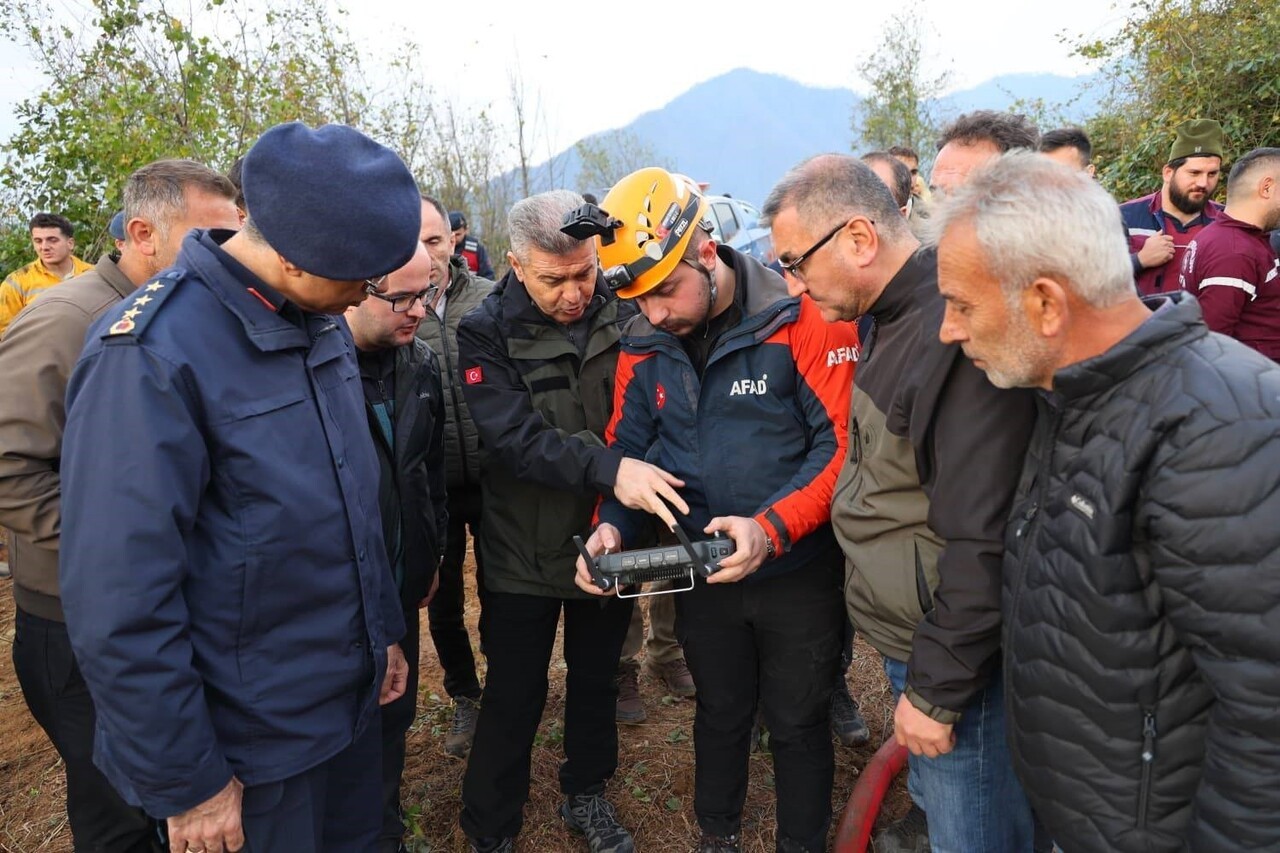ARTVİN VALİSİ DR. TURAN ERGÜN, HOPA’DAKİ ORMAN YANGINI BÖLGESİNDE İNCELEME YAPARAK YANGININ...