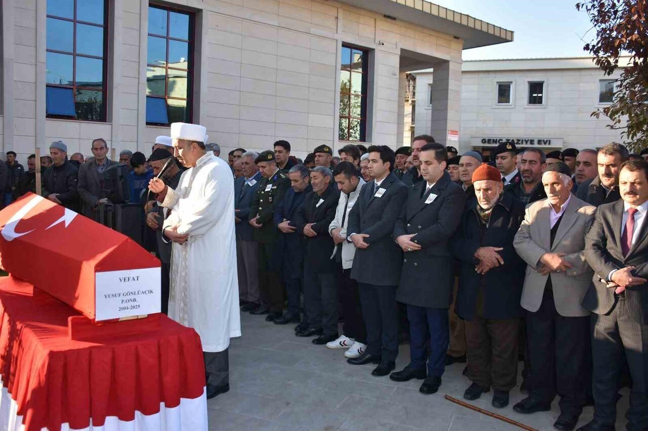 ASKERİ GÖREVİNİ YAPTIĞI SIRADA RAHATSIZLIK SONUCU HAYATINI KAYBEDEN PİYADE ER YUSUF GÖNLÜAÇIK, SON...