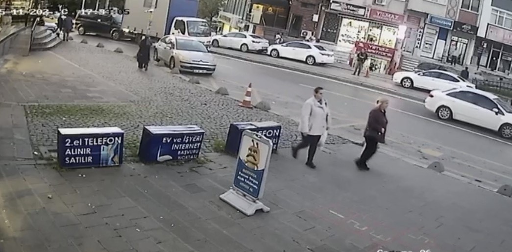 ATAŞEHİR’DE KAMYONETİ İLERLETMEKTE GÜÇLÜK ÇEKEN SÜRÜCÜ, ARACI HAREKET ETTİRMEYİ BAŞARDIKTAN SONRA...