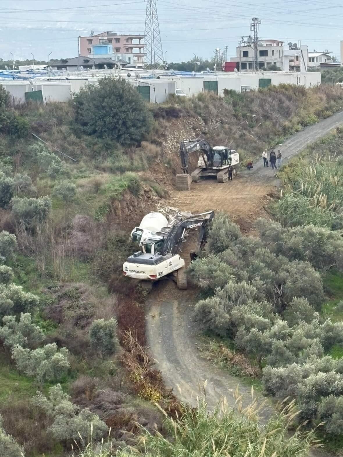 ATAY’DA YAĞIŞLI HAVANIN ETKİSİYLE KAYGANLAŞAN TOPRAK YOLDA KONTROLDEN ÇIKAN BETON MİKSERİ...