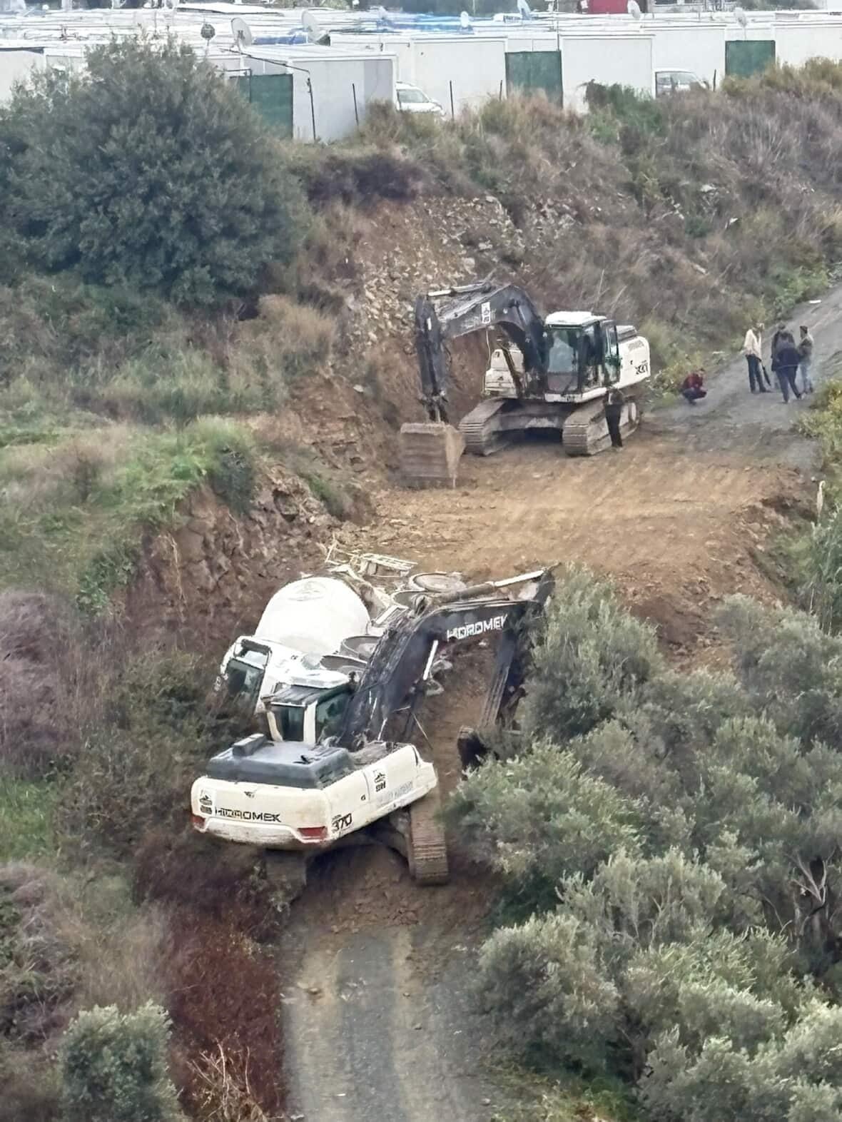 ATAY’DA YAĞIŞLI HAVANIN ETKİSİYLE KAYGANLAŞAN TOPRAK YOLDA KONTROLDEN ÇIKAN BETON MİKSERİ...
