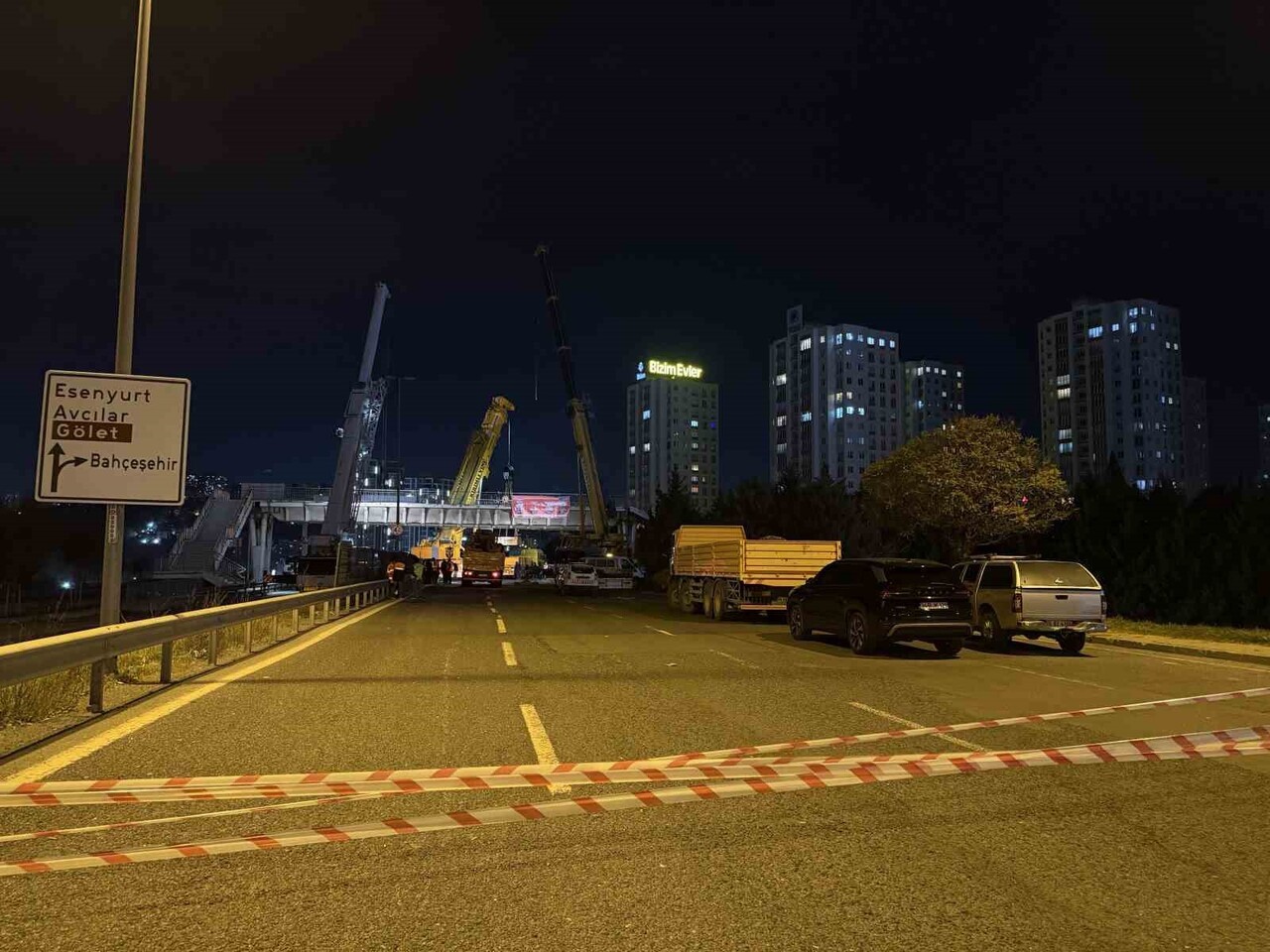 AVCILAR’DA TIRIN ÇARPTIĞI ÜST GEÇİT KAPATILDI, GEÇİT KALDIRMA ÇALIŞMALARI ÇİLE...