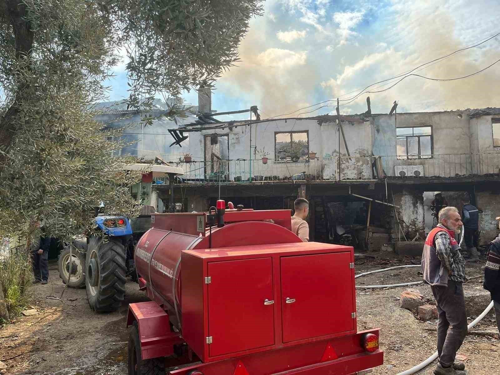 AYDIN'IN BOZDOĞAN İLÇESİNDE ÇIKAN YANGINDA BİR EV TAMAMEN KÜLE DÖNERKEN, ALEVLERİN SIÇRADIĞI DİĞER...