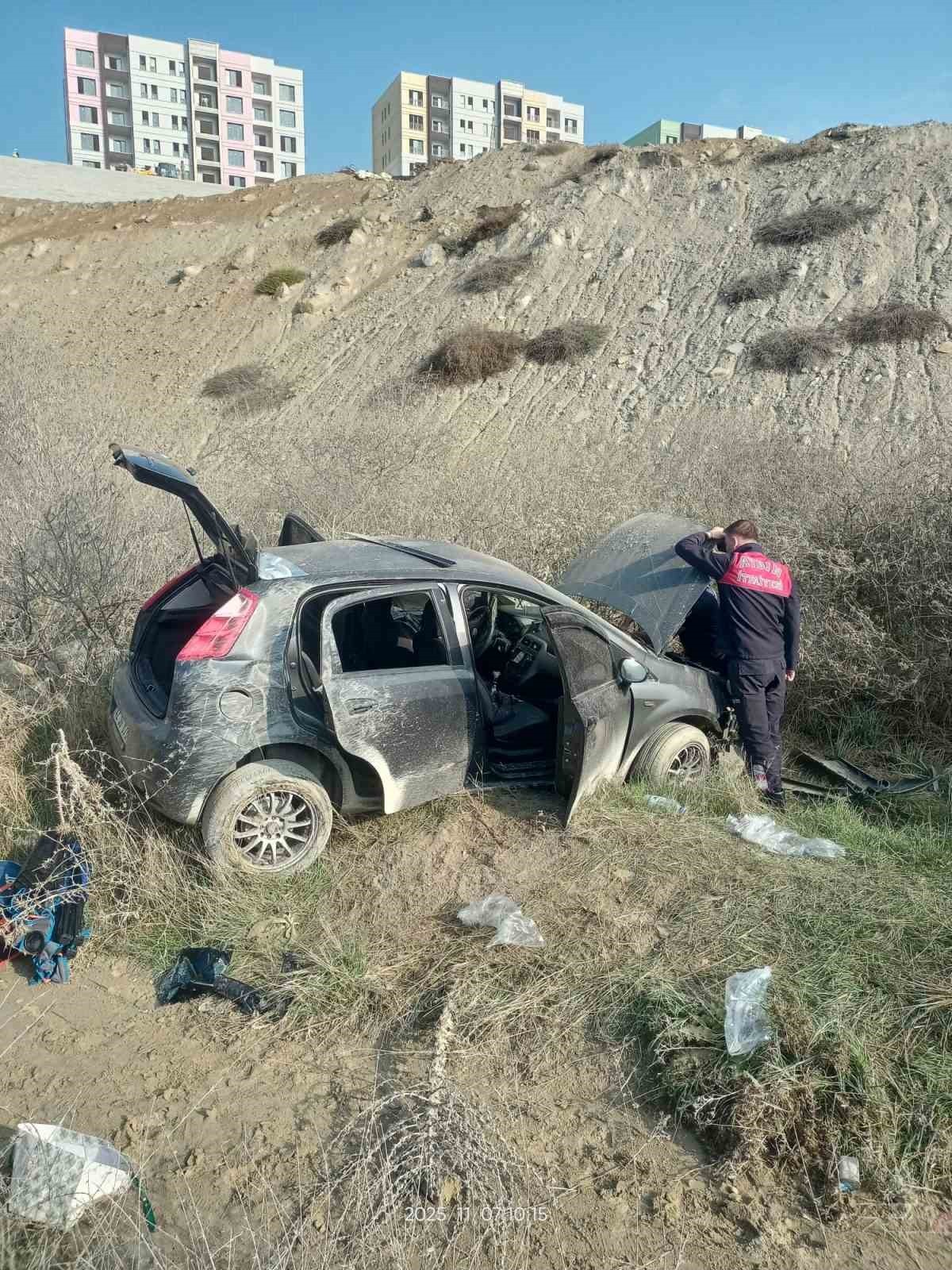 AYDIN'IN EFELER İLÇESİ MUĞLA BULVARI ÜZERİNDE KONTROLDEN ÇIKAN BİR OTOMOBİL, YOL KENARINDAKİ...