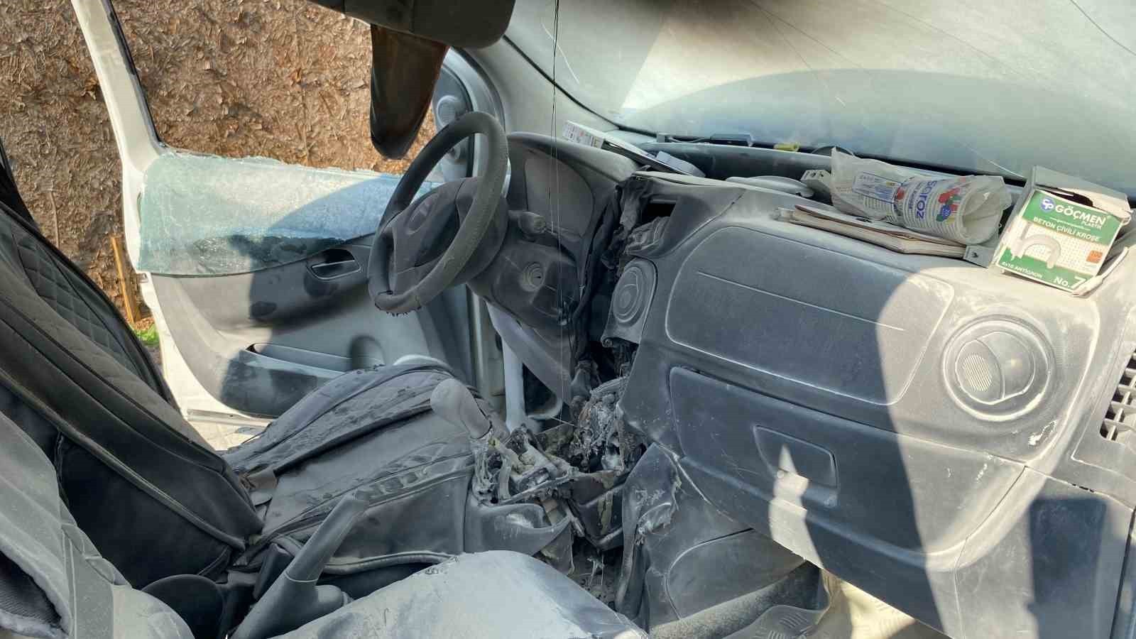 AYDIN'IN EFELER İLÇESİNDE PARK HALİNDEYKEN YANGIN ÇIKAN TİCARİ ARACA İLK MÜDAHALEYİ ÇEVREDEKİLER...