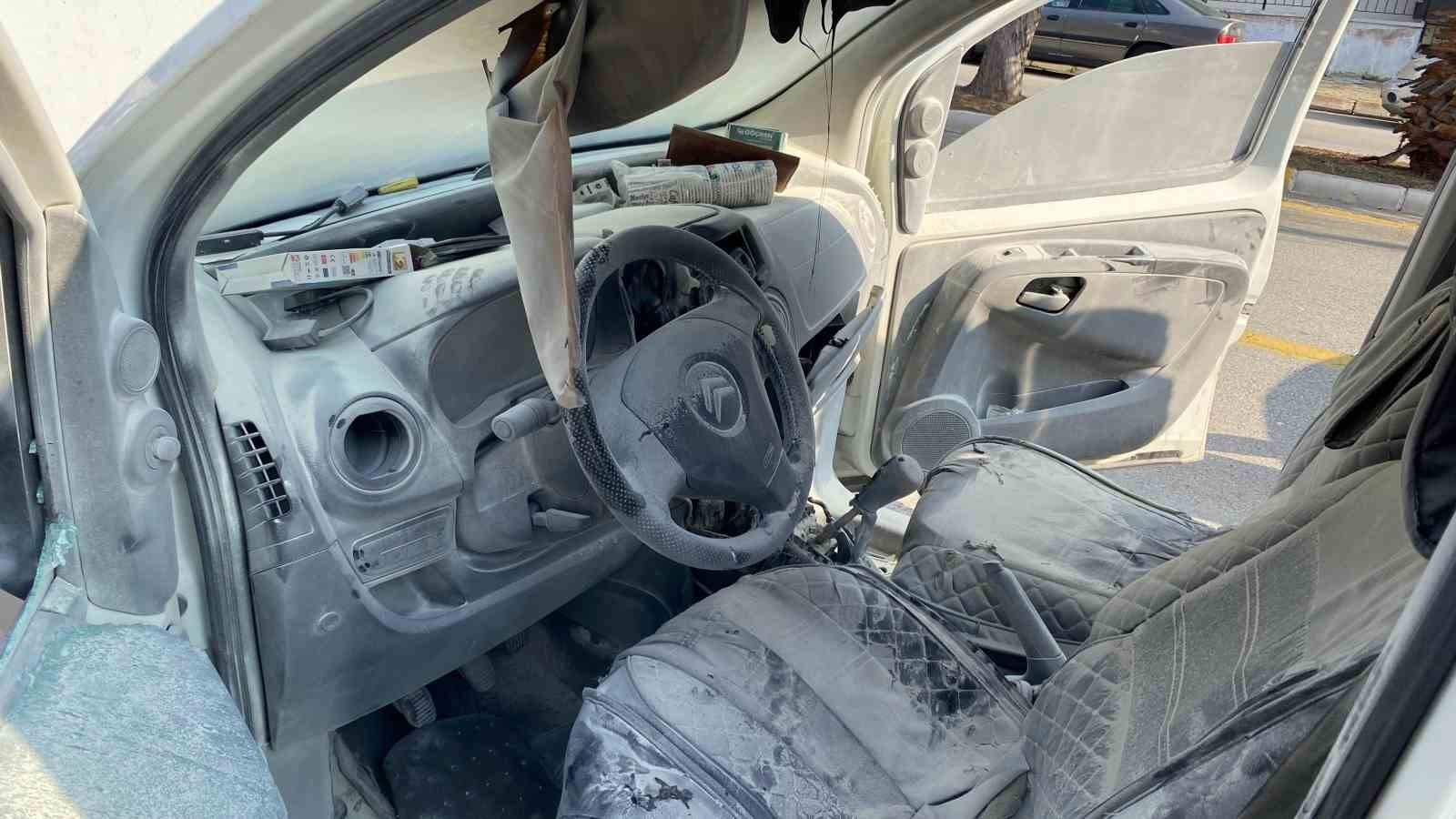 AYDIN'IN EFELER İLÇESİNDE PARK HALİNDEYKEN YANGIN ÇIKAN TİCARİ ARACA İLK MÜDAHALEYİ ÇEVREDEKİLER...