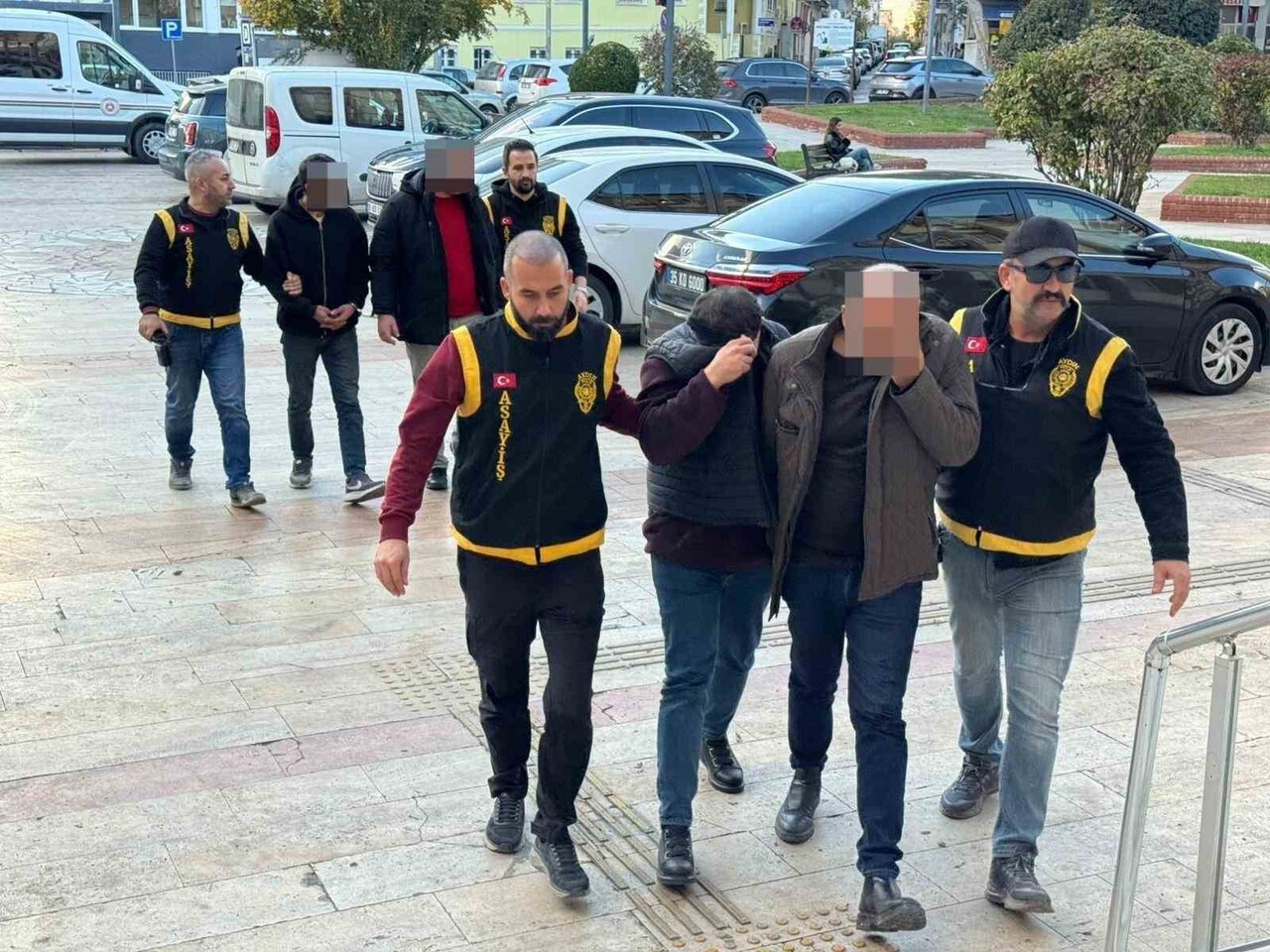 AYDIN'IN EFELER İLÇESİNDE SAHTE NAKLİYE ŞİRKETİ ÜZERİNDEN DOLANDIRICILIK YAPTIĞI TESPİT EDİLEN 4...