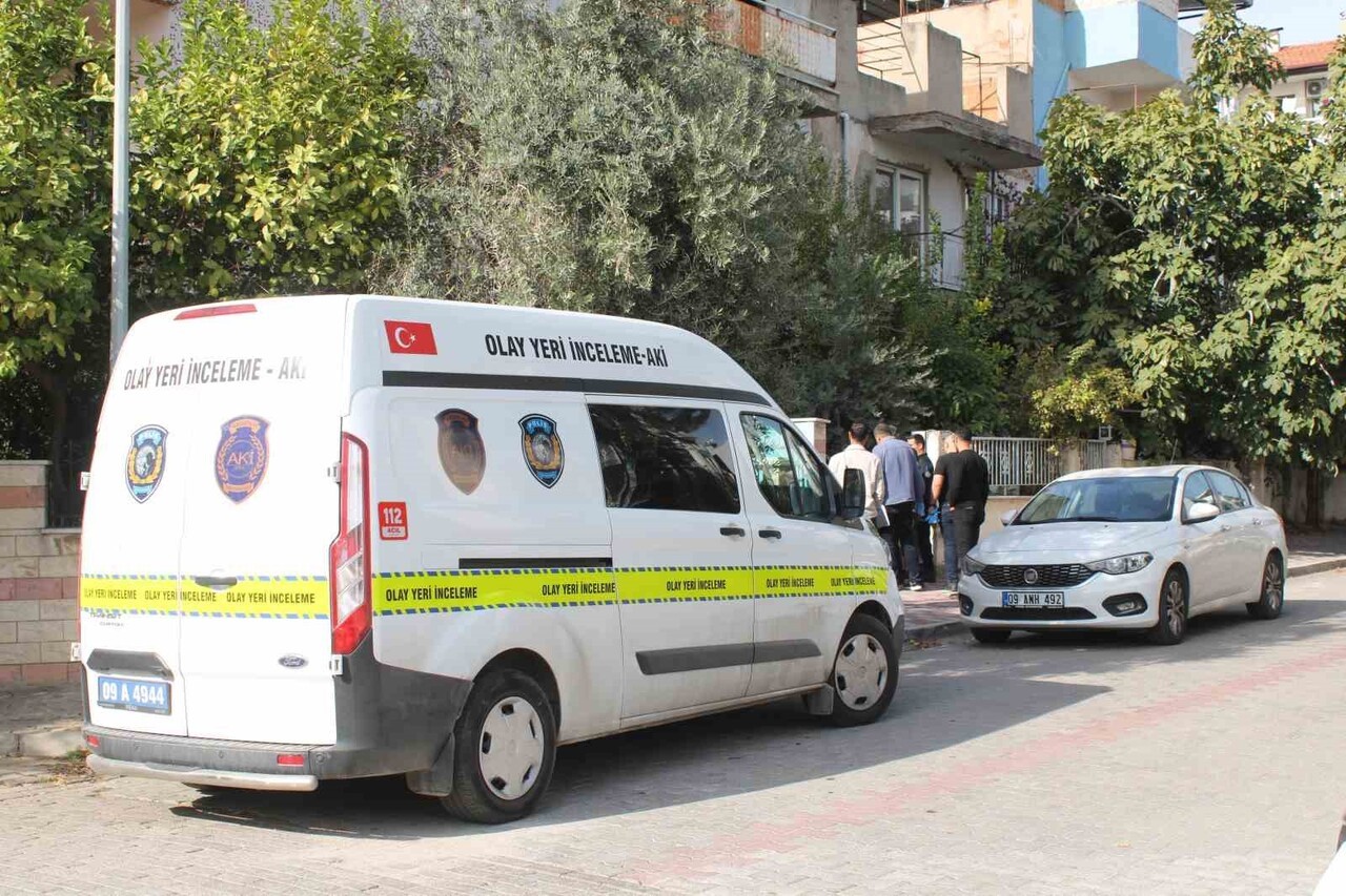 AYDIN'IN EFELER İLÇESİNDE YAŞAYAN VE 3 GÜNDÜR HABER ALINAMAYAN ERDAL SONER (65), EVİNDE ÖLÜ...