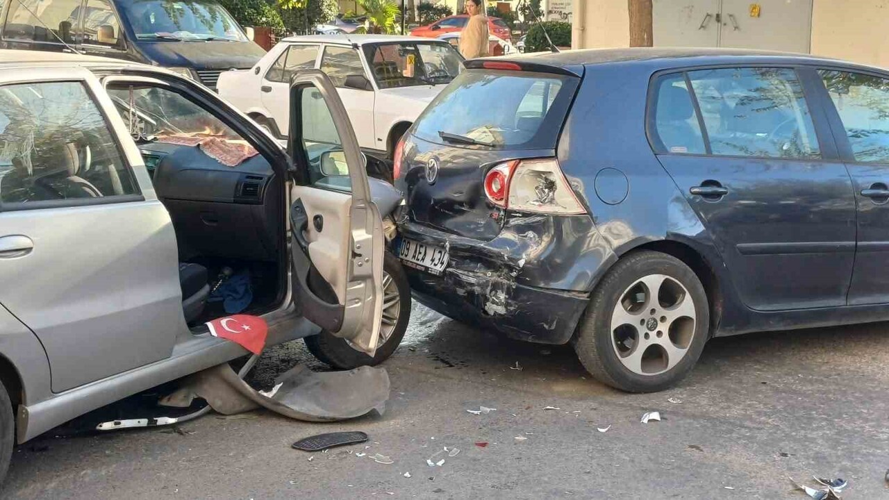 AYDIN'IN EFELER İLÇESİNDE YOKUŞ AŞAĞI İNDİĞİ ESNADA FRENİ TUTMADIĞI İDDİA EDİLEN OTOMOBİL PARK...