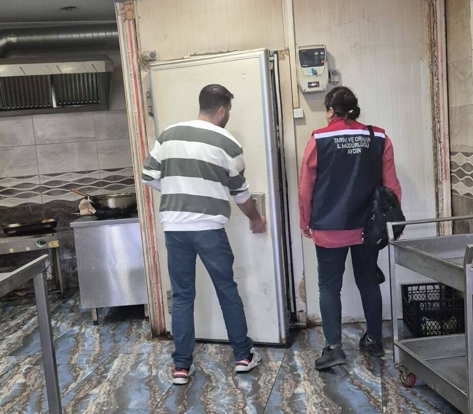 AYDIN'IN SÖKE İLÇESİNDE YÜKSEK RİSKLİ HAYVANSAL GIDA SATIŞI YAPAN İŞLETMELER İLE TOPLU TÜKETİM...