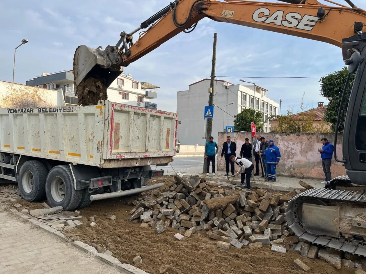 AYDIN'IN YENİPAZAR İLÇESİNDE YOL SORUNLARI ÇÖZÜME KAVUŞURKEN, BELEDİYE EKİPLERİ MAHALLELERDE PARKE...