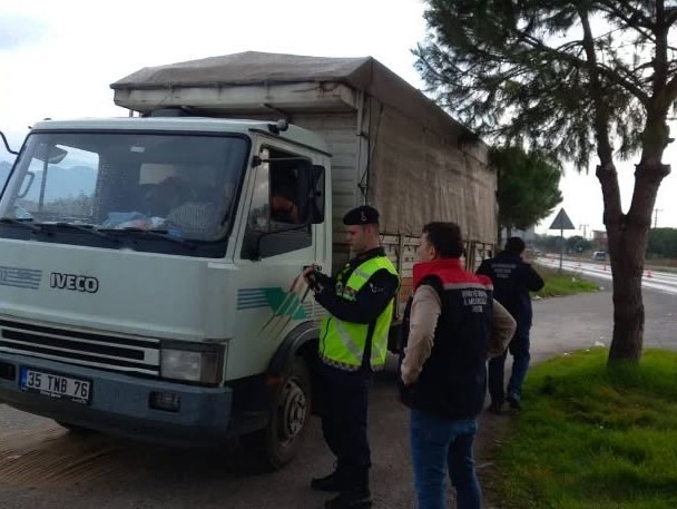 AYDIN’DA HAYVAN HASTALIKLARINA KARŞI YOL KONTROLLERİ SÜRÜYOR