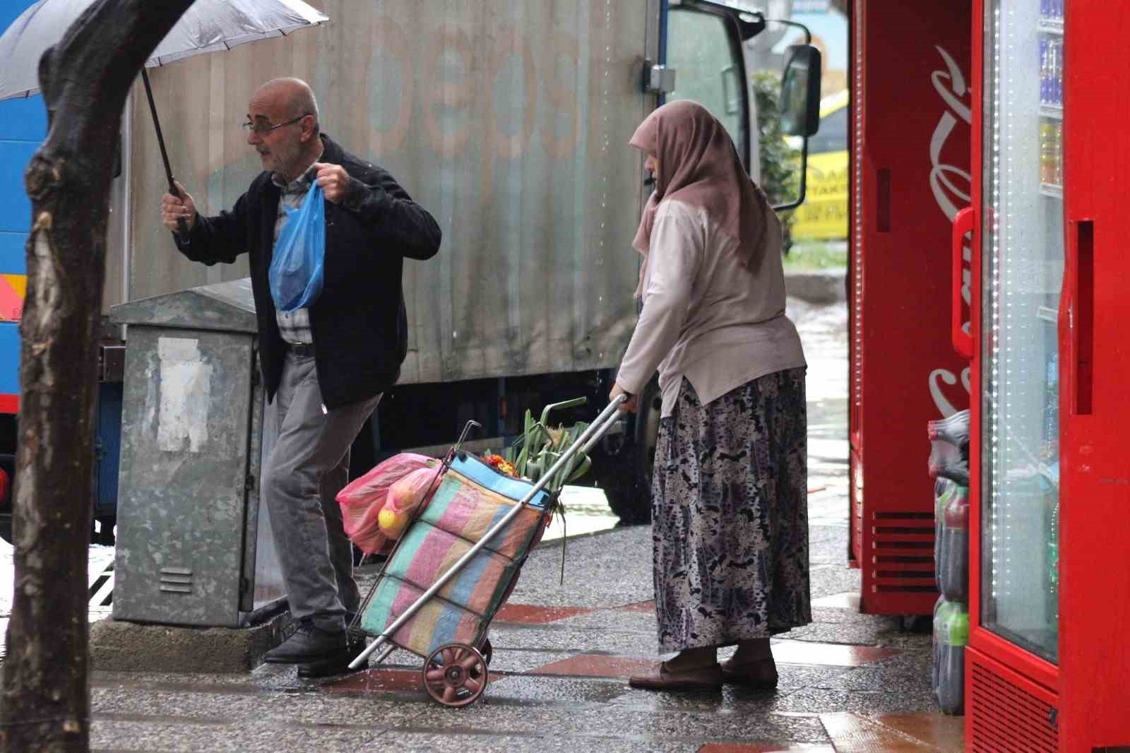 AYDIN’DA ON BEŞ DAKİKA YAĞDI, YOLLAR GÖLE DÖNDÜ