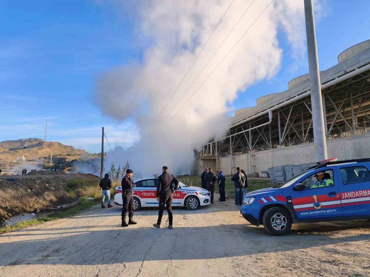 AYDIN’IN GERMENCİK İLÇESİNDE BOZKÖY YOLU ÜZERİNDEKİ JEOTERMAL AKIŞKAN İLETİM HATTINDA MEYDANA...