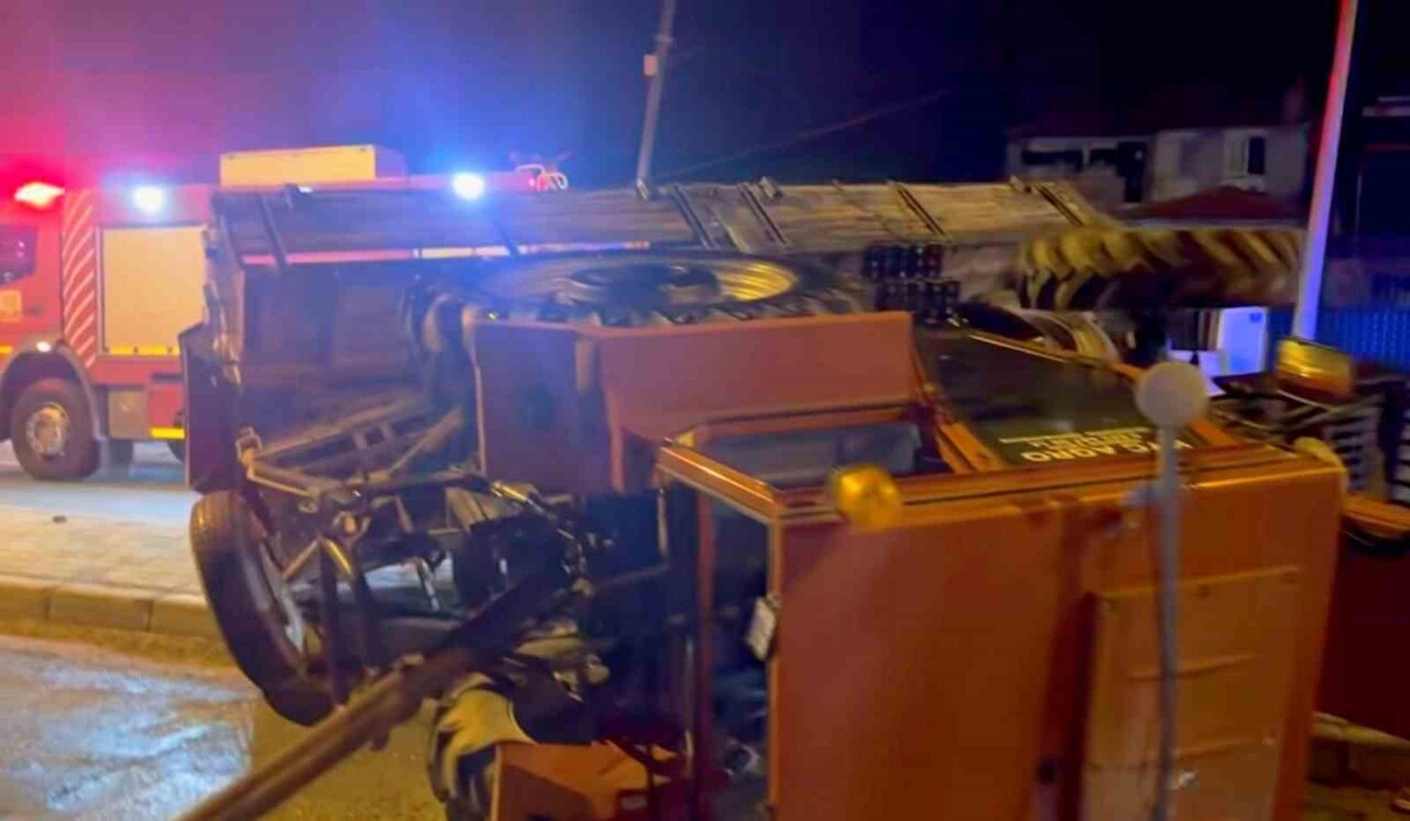 AYDIN’IN SÖKE İLÇESİNDE RÖMORK BAĞLI BİR TRAKTÖRÜN DEVRİLMESİ SONUCU MEYDANA GELEN TRAFİK...