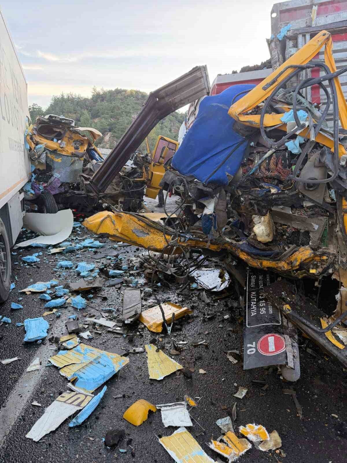 AYDIN-MUĞLA KARAYOLUNDA MEYDANA GELEN İKİ TIR’IN KARIŞTIĞI KAZADA SÜRÜCÜLER YARALANDI....