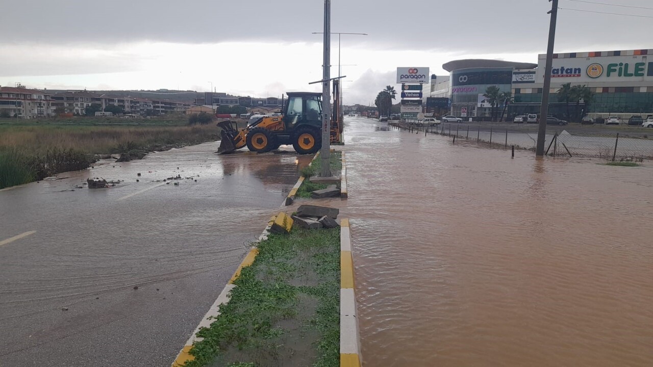 AYVALIK’TA METREKAREYE 105.3 KİLOGRAM DÜŞEN YAĞIŞ HAYATI FELÇ ETTİ