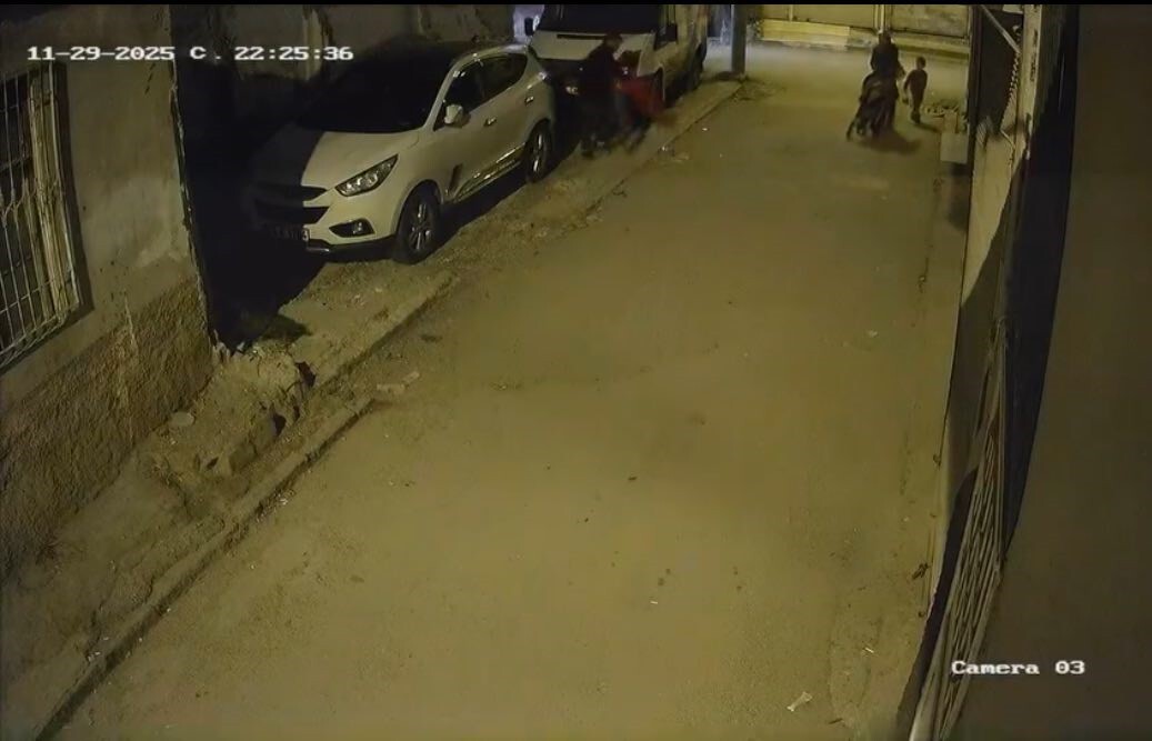 BABA, ÇOCUĞUNU FECİ ŞEKİLDE DARP ETMESİ ANBEAN GÜVENLİK KAMERASINA YANSIMIŞTI