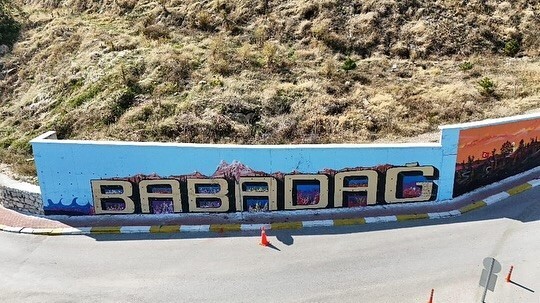 BABADAĞ BELEDİYESİ TARAFINDAN İLÇENİN ESTETİK GÖRÜNÜME KAVUŞMASI AMACIYLA BOŞ DUVARLARA YÖRENİN...