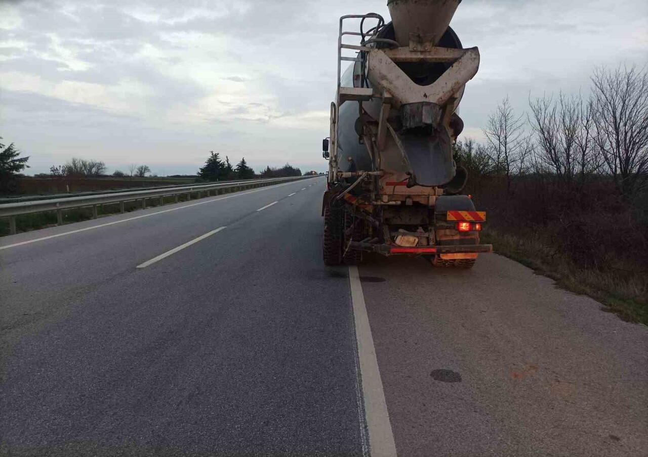 BABAESKİ’DE BETON MİKSERİ İLE OTOMOBİL ÇARPIŞTI, 1 KİŞİ YARALANDI