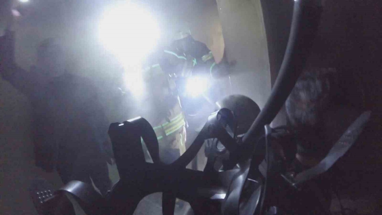 BAĞLAR İLÇESİNDE 6 KATLI BİNADA 2'Sİ ÇOCUK 7 KİŞİNİN ETKİLENDİĞİ YANGIN, İTFAİYE ERİNİN KASK...