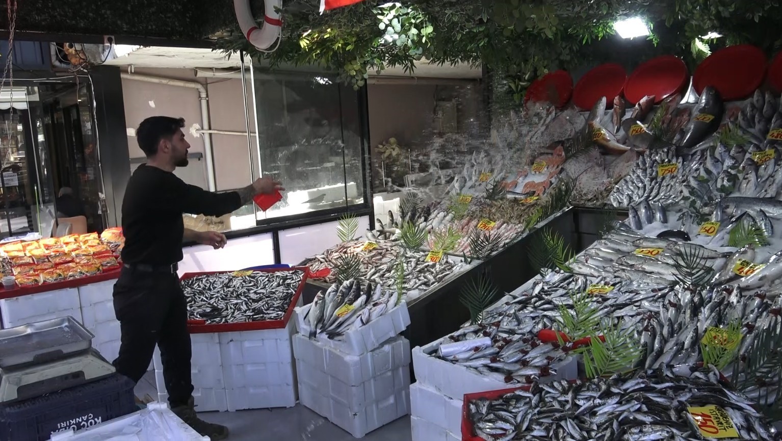 BALIK SEZONUNUN AÇILMASIYLA BİRLİKTE ÇANKIRI’DA TEZGAHLARIN CANLANDIĞINI SÖYLEYEN BALIKÇI ALİ...