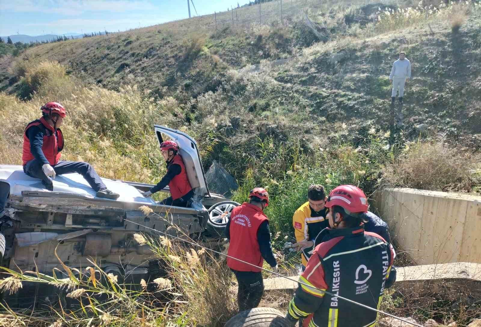 BALIKESİR'DE İZMİR-İSTANBUL OTOYOLUNDA MEYDANA GELEN TRAFİK KAZASINDA 1 KİŞİ YARALANDI.