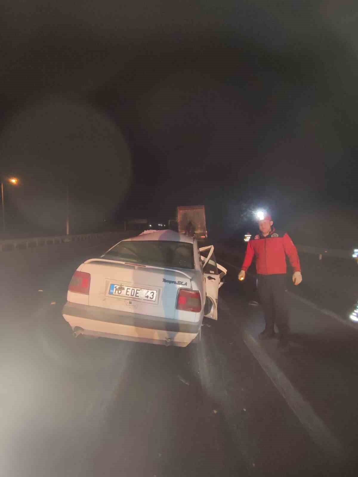 BALIKESİR'DE OTOMOBİL TIRA ARKADAN ÇARPTI; 1 ÖLÜ