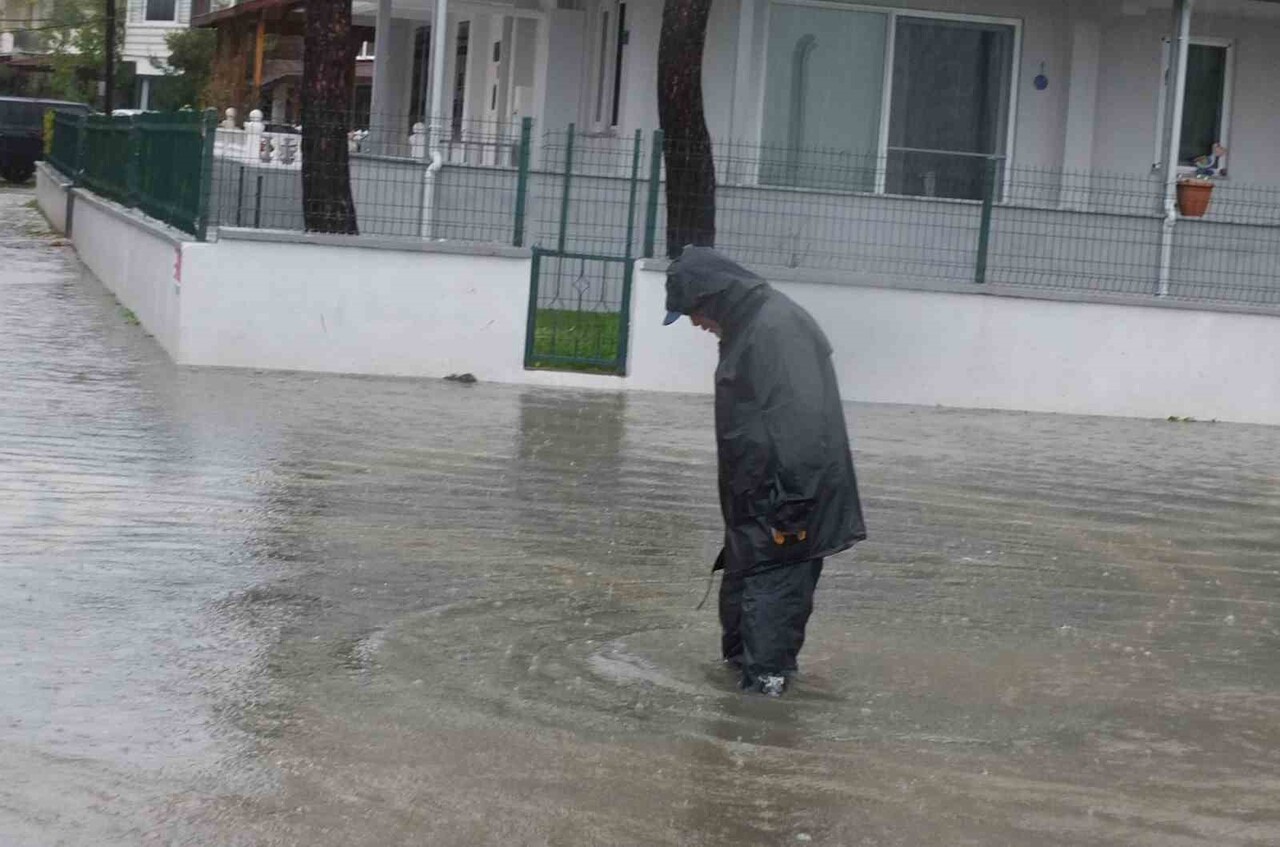 BALIKESİR'İN BURHANİYE İLÇESİNDE, ETKİLİ OLAN SAĞANAK NEDENİYLE YOLLAR GÖLE DÖNDÜ, EVLERİN BODRUM...
