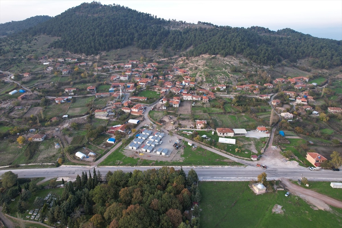 Balıkesir'in Sındırgı ilçesinde meydana gelen depremin ardından ağır hasar tespiti yapılan kırsal...