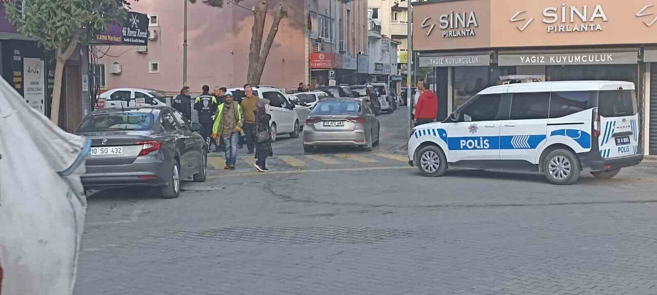 BALIKESİR’İN EDREMİT İLÇESİNDE HÜRRİYET CADDESİ ÜZERİNDE BİR İŞ YERİNİN ÖNÜNDE BEKLEYEN ESNAF...