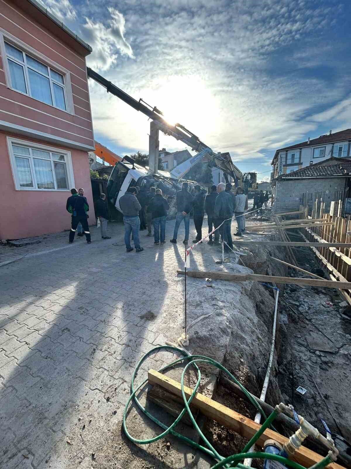 BALIKESİR’İN GÖNEN İLÇESİ REŞADİYE MAHALLESİ’NDE ÇALIŞMA ESNASINDA BİR BETON MİKSERİ, HENÜZ...