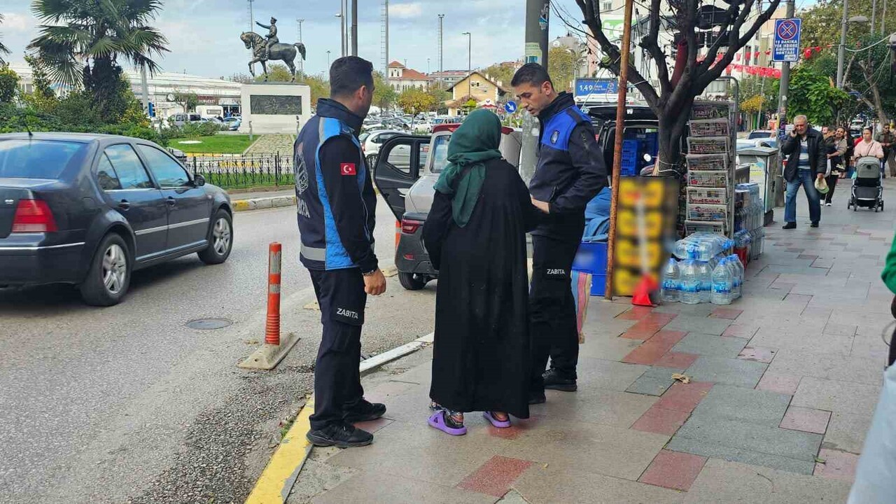 BANDIRMA'DA ZABITA EKİPLERİ, VATANDAŞLARIN DUYGULARINI İSTİSMAR EDEREK DİLENEN BİR KADINI...